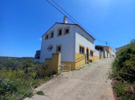 Hostel on the Hill, hotel en Raposeira