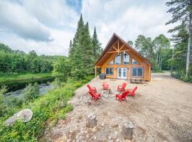 Riverside Retreat: Maazah Cottage, Hotel in Fort Coulonge