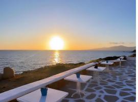 Mykonos Athanasia Seaview Oasis Studios by the port, apartment in Houlakia