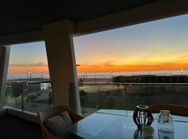 luxury Plazza Sea view, hotel em Costa da Caparica