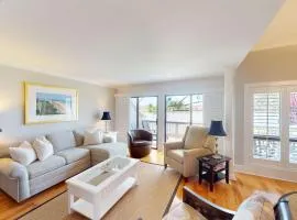 Lakeside Updated Villa: Pool and Beach Access