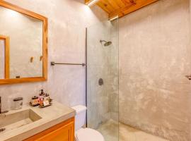 Seabird Dwellings Villa with Private Splash Pool and Dock, cottage in Placencia Village
