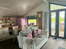 Stunning 2 Bed Lodge On The Lake, kempingas mieste South Cerney