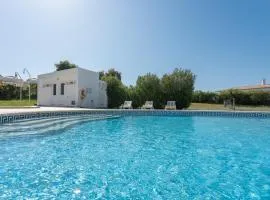 BnB Homes Large fully equipped Apartment with 2 bedrooms, swimming pool & patio