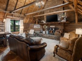 Log cabin-King-Soaring Ceiling-Full kitchen-The Cuddly Cow, chalet de monta&ntilde;a en Alma