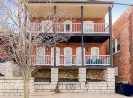 Entire Complex with 4 bedrooms and 9 beds, hytte i Kansas City