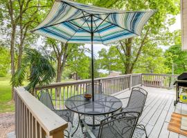 Shell Knob Home with Deck and Table Rock Lake View: Shell Knob şehrinde bir otel