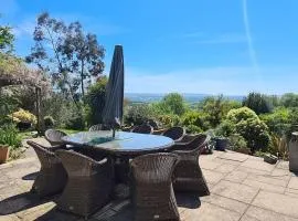 Stunning house, fenced garden, and outdoor dining!
