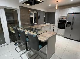 Lovely Home in Kimmage, Dublin, guest house in Dublin