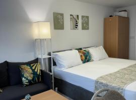 Posh Executive Studio London, hotel in Thamesmead