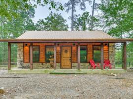Broken Bow Cabin Hot Tub, Fire Pit and 7 Mi to Lake, apartment in Broken Bow