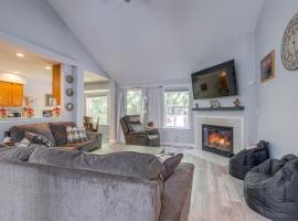 Family-Friendly Silverdale Home with Private Deck!, hotel in Silverdale
