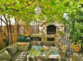 Holiday Place Veli Dvor - vacation house with private garden in old town Punat, cabaña o casa de campo en Punat