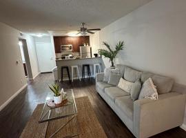 Incredible Two Bedroom Hollywood Apartments FREE Parking, apartment in Los Angeles