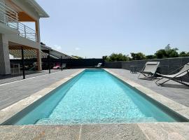 Rubis - Vue piscine, balcon, proche Destraland, hotell i Baie-Mahault