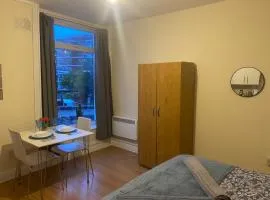 Studio flat/Close to central