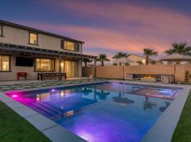 Desert Eden by AvantStay 6BR w Ensuite Backyard Oasis w Pool Hot Tub – domek wiejski w mieście Coachella
