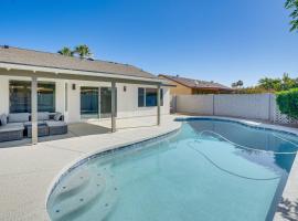 Modern Peoria Home with Private Pool Near Hiking, hotell i Peoria