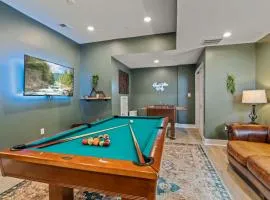 Luxury Townhome 2 Car Garage and Decks 2 Billiards Room