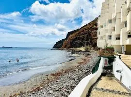 Pambnb - Modern Beachfront Apartment Hideaway