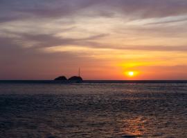 Sunset Harmony, Your Escape at Playa Hermosa, hotel with parking in Sardinal