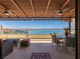 Stunning two-level ocean view condo, villa a Nuevo Vallarta