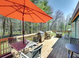 Peaceful Catskills Cabin 5 Mi to Bethel Woods!: Monticello şehrinde bir villa