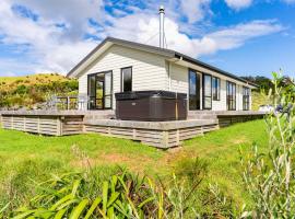 The Olive Hut - Mangawhai Holiday Home, hotel with parking in Wellsford