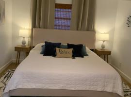 Cute home 8 minutes to beach!, villa í Melbourne