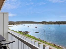 Exquisite 1-Bed Apartment with Bay Views, hotel in Batemans Bay