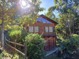 Cabaña Bosque Encantado - A Classic Paradise!, fjallaskáli í Jardín
