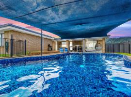 Family Retreat- Spacious Home with Pool, hotel i Edge Hill