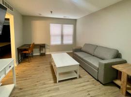 Cozy Aksarben Living-close to I-80 & WFH desk, appartement in Omaha