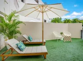'Serenity at The Edge' A Private Poolside Apartment