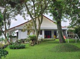 villa lestari, cabaña o casa de campo en Cipanas