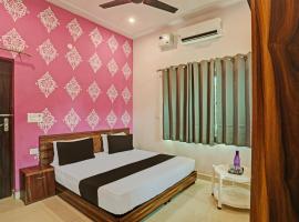 OYO HOLY LIGHT HOUSE: Garhi Harsāru şehrinde bir otel
