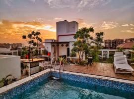 Hotel Sahibs Lighthouse - Rooftop Swimming Pool, hotel in Agra