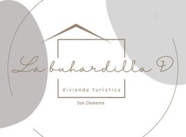 La buhardilla d: San Clemente'de bir otoparklı otel