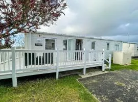 Stunning Caravan With Large Decking Close To Scratby Beach In Norfolk Ref 50017j
