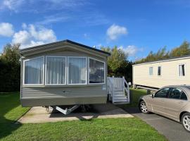 Lovely Caravan To Hire At Breydon Water Holiday Park In Norfolk Ref 10025cw, hotell i Belton