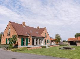 Quiet and authentic vacation property with pond, hotel i Harelbeke