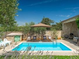 Mrgani에 위치한 호텔 Beautiful Istrian villa with private pool