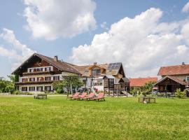 Panoramahof Stief, hotel with parking in Taching am See