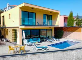 Eden Sun - A Modern Luxury Villa with a Panoramic View, hotel de lujo en Prazeres