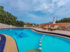 Zen Serenity Retreat with Great Outdoors, Pool & Parking, hotel a Áptera