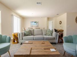 Beautiful New 4-BR Home 8 Miles to Flagler Beach, hotel in Palm Coast