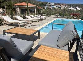Luxury Apartment St Hedonist with Pool and Garden, hotel in Poljane