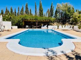 Mojacar farmhouse apartments with pool, сімейний готель у місті Los Gallardos