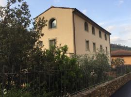 Calci - dal monte al mare, hotel v destinaci Calci
