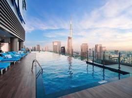 Paramount Downtown Burj Khalifa View with 64th floor Infinity pool, hotel v Dubaji